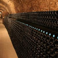 Flaschen in der Champagne Dauby in Aÿ.