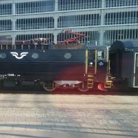 Schwarze Lok auf dem Bahnhof.