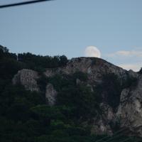Horní Vestonice, Mond über dem Hausberg.