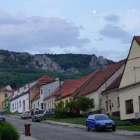 Horní Vestonice, Dorfstraße mit Hausberg.