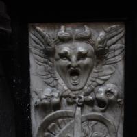 Mons, Stiftskirche Sainte-Waudru, aggressives Relief.