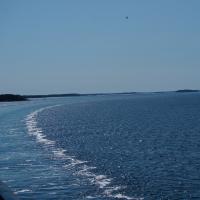 Spur der Fähre nach Turku.