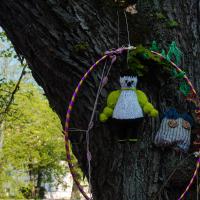 Häkelfiguren am Baum in Turku.