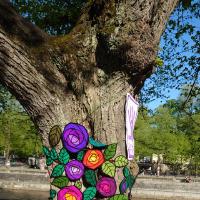 Behäkelter Baum in Turku.