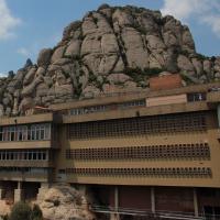 Montserrat, Blick auf die häßlichen Gebäude.