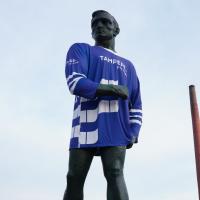 Brückenstatue mit Eishockey-T-Shirt in Tampere,